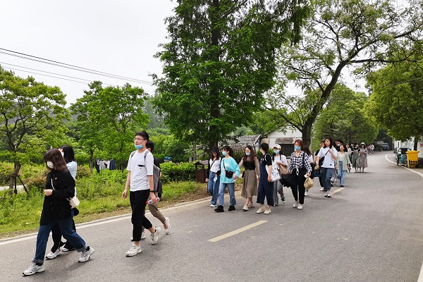 师生开展跟党走徒步行 师生开展跟党走徒步行